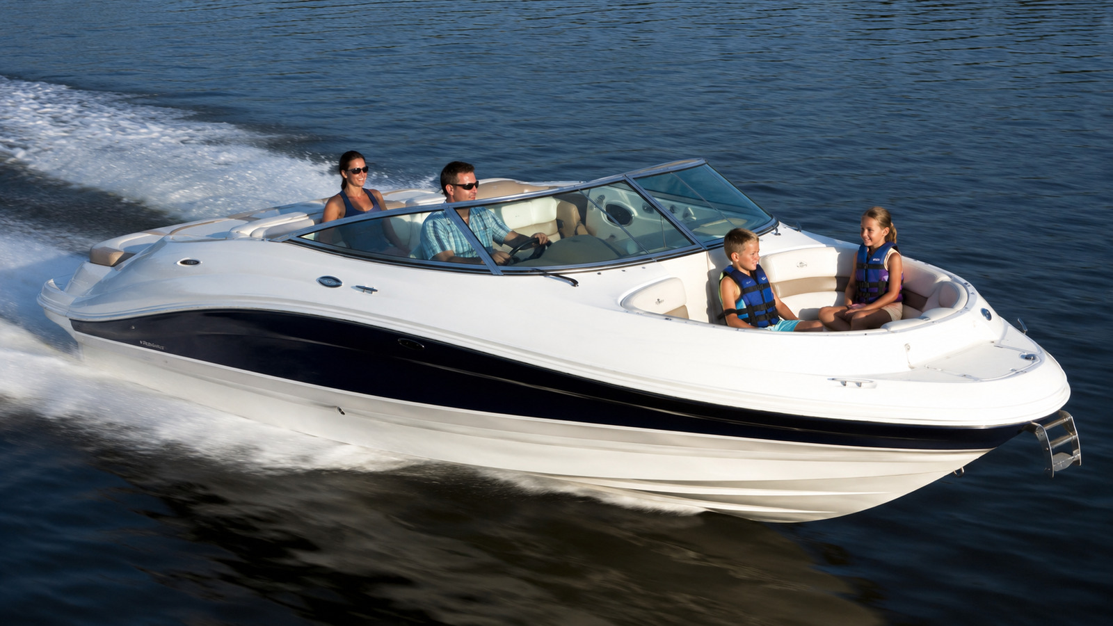 sea ray 240 sundeck family cockpit 08