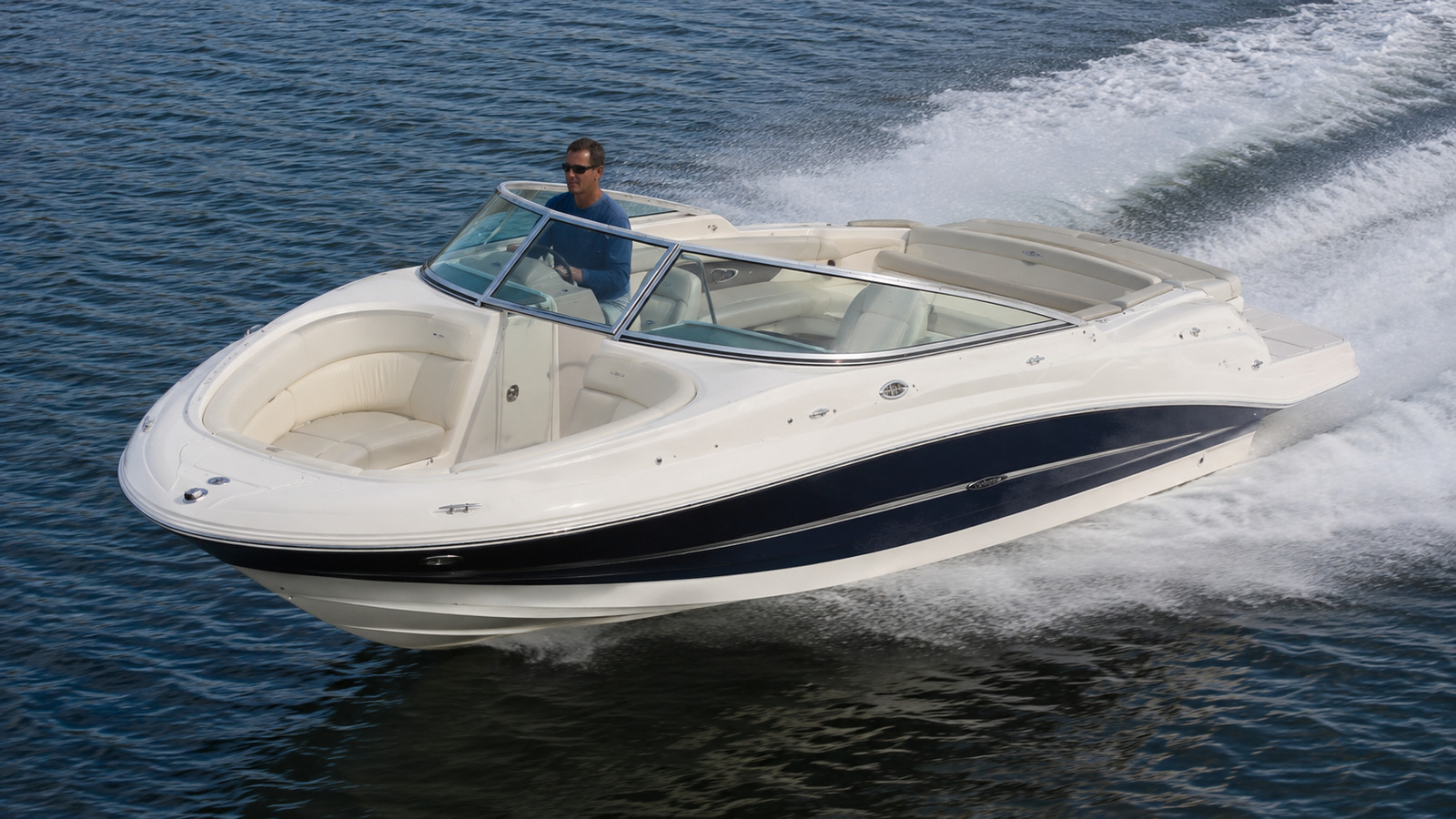 sea ray 240 sundeck front quarter running 02