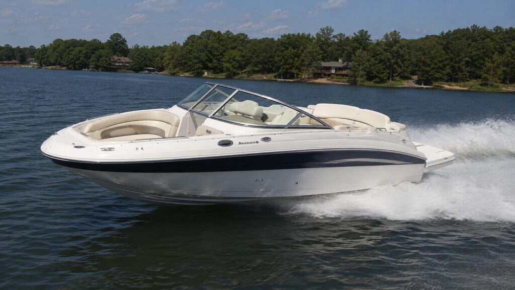 sea ray 240 sundeck running hero 01