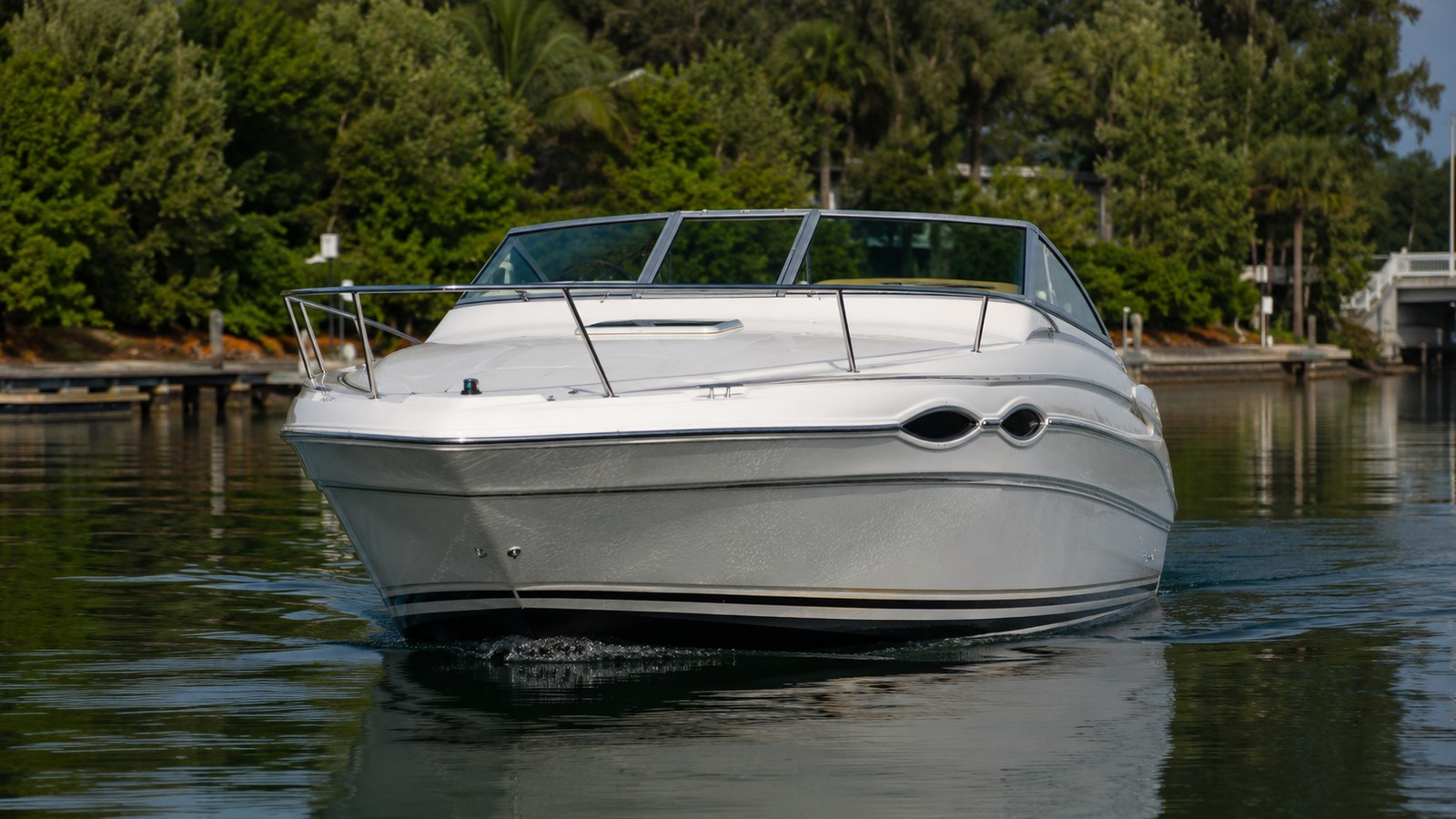 sea ray 240 weekender bow on cruising 05