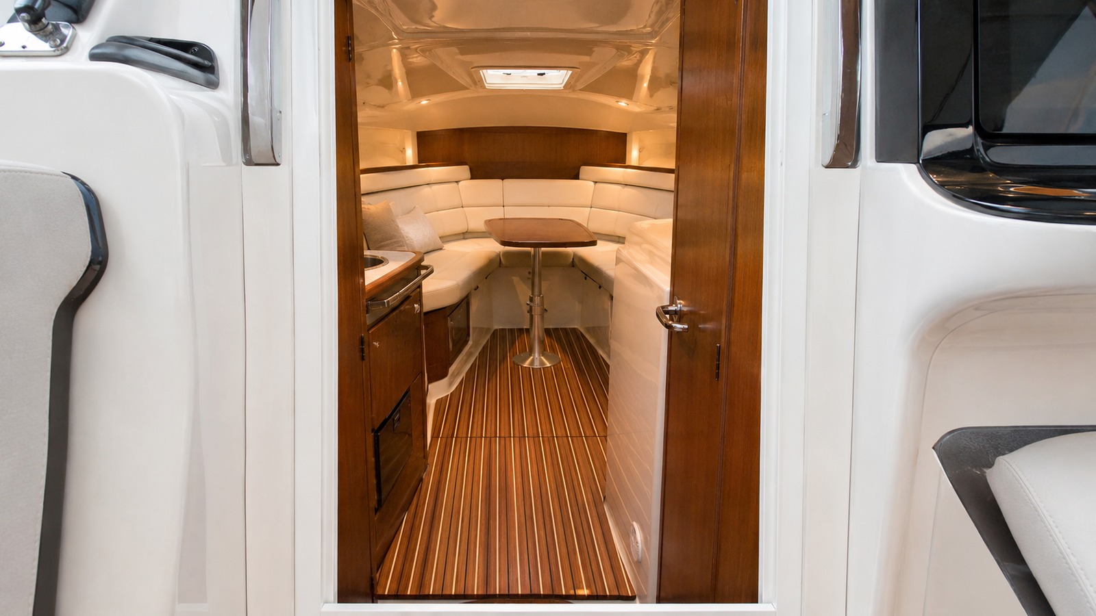 sea ray 245 express cruiser cabin entry 10