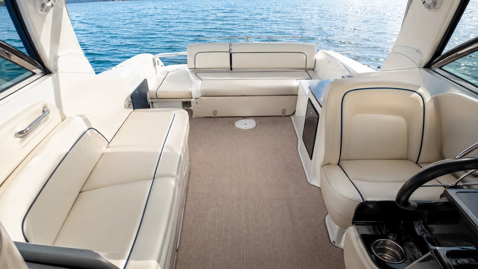 sea ray 245 express cruiser cockpit wide 07