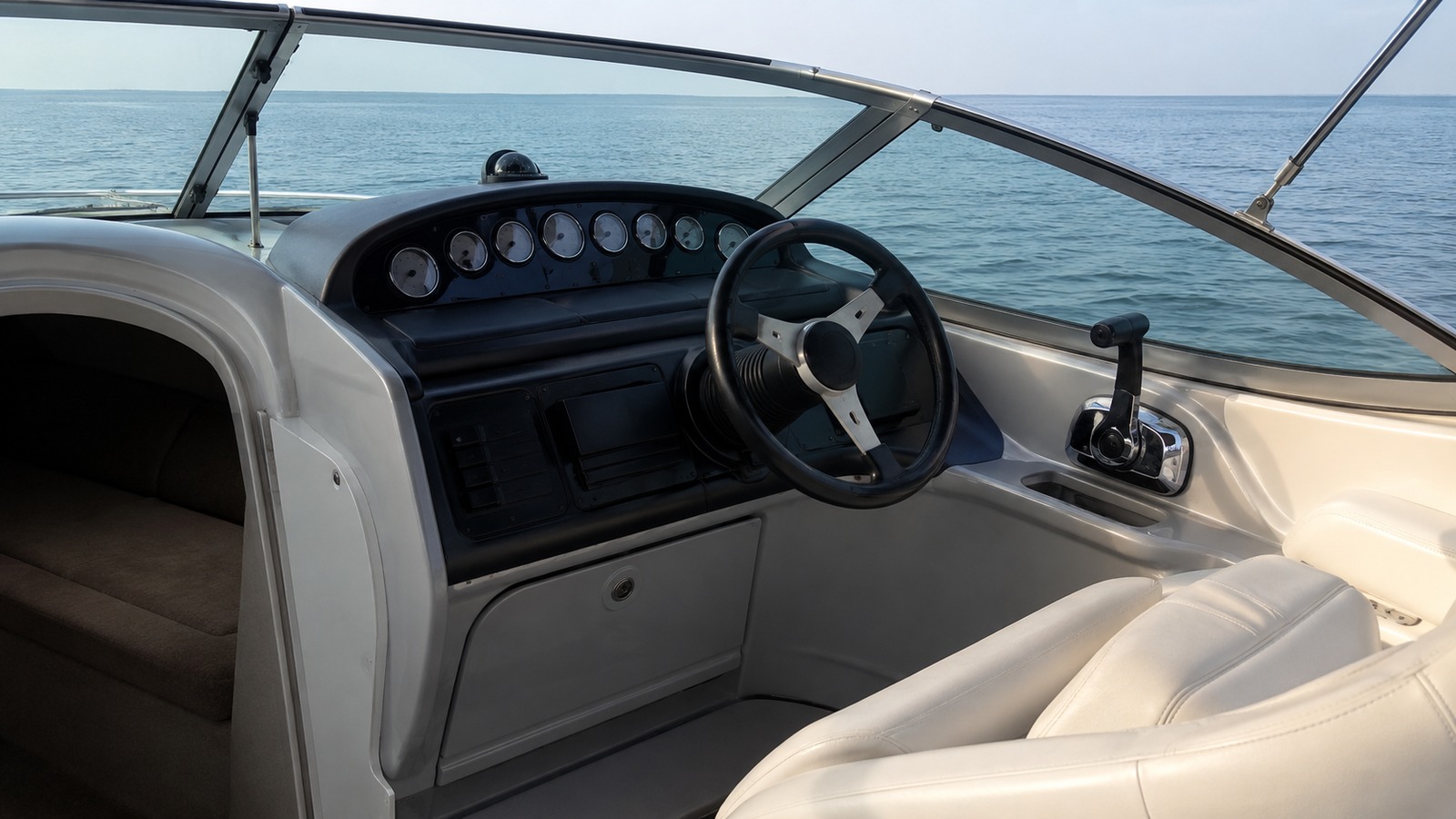 sea ray 245 express cruiser helm detail 08