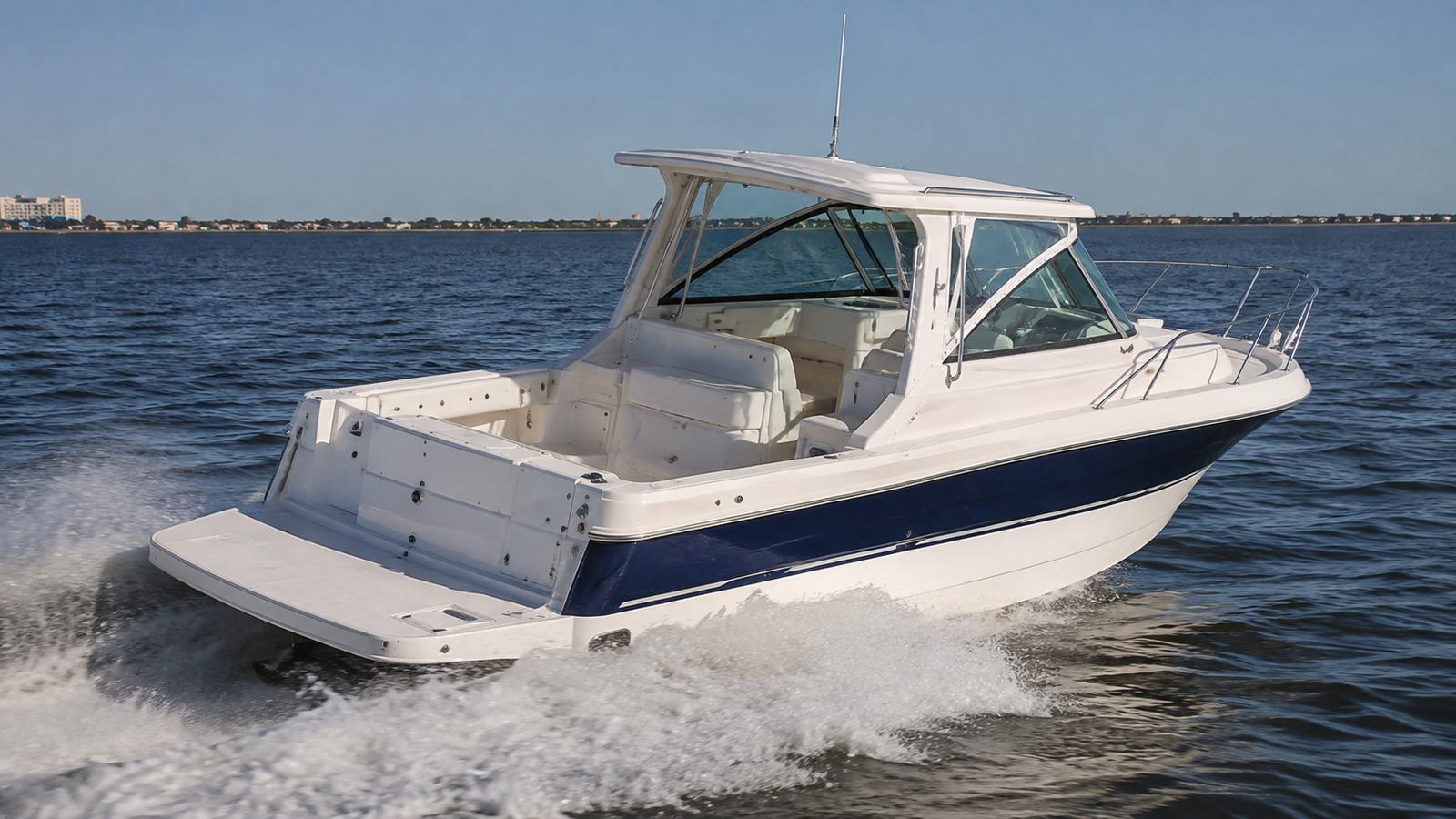 sea ray 250 amberjack rear quarter running 04