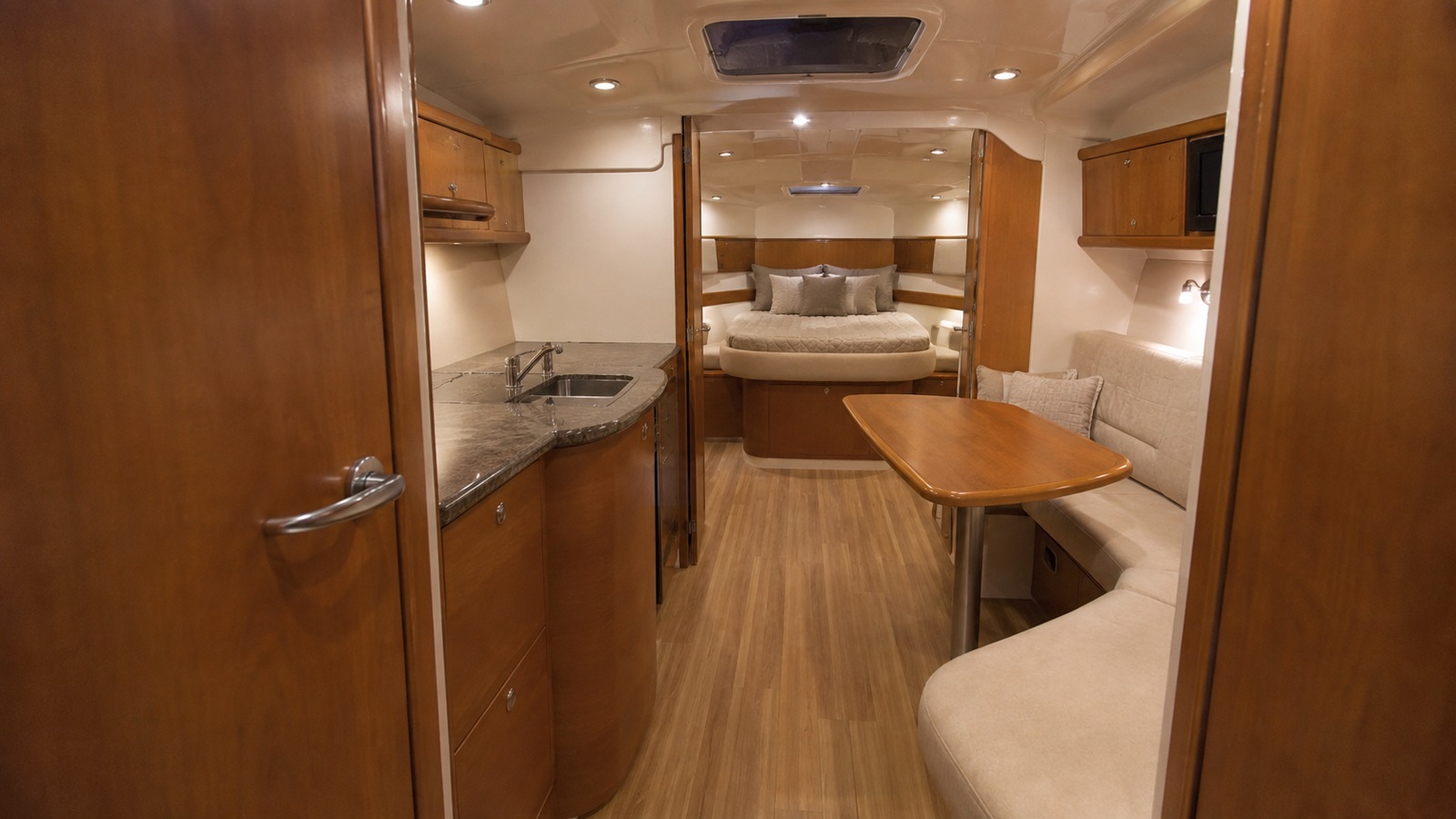 sea ray 250 express cruiser cabin entry 10