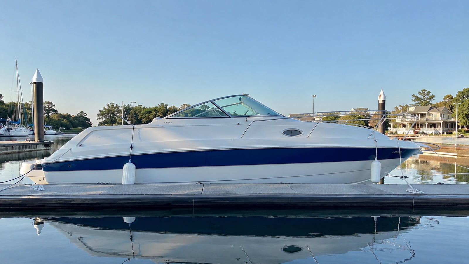 sea ray 250 express cruiser dockside profile 05