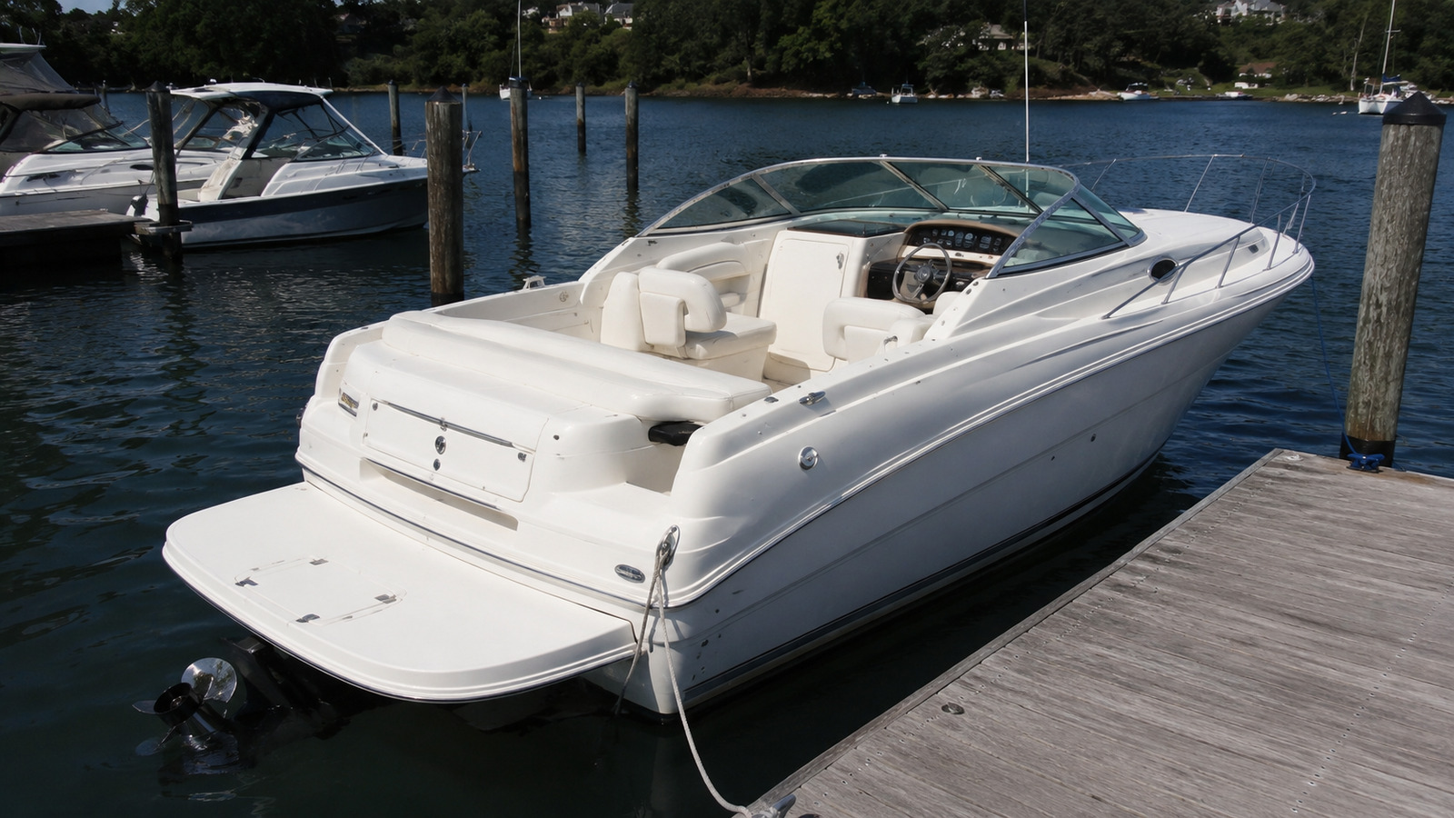 sea ray 250 weekender stern quarter dockside 08