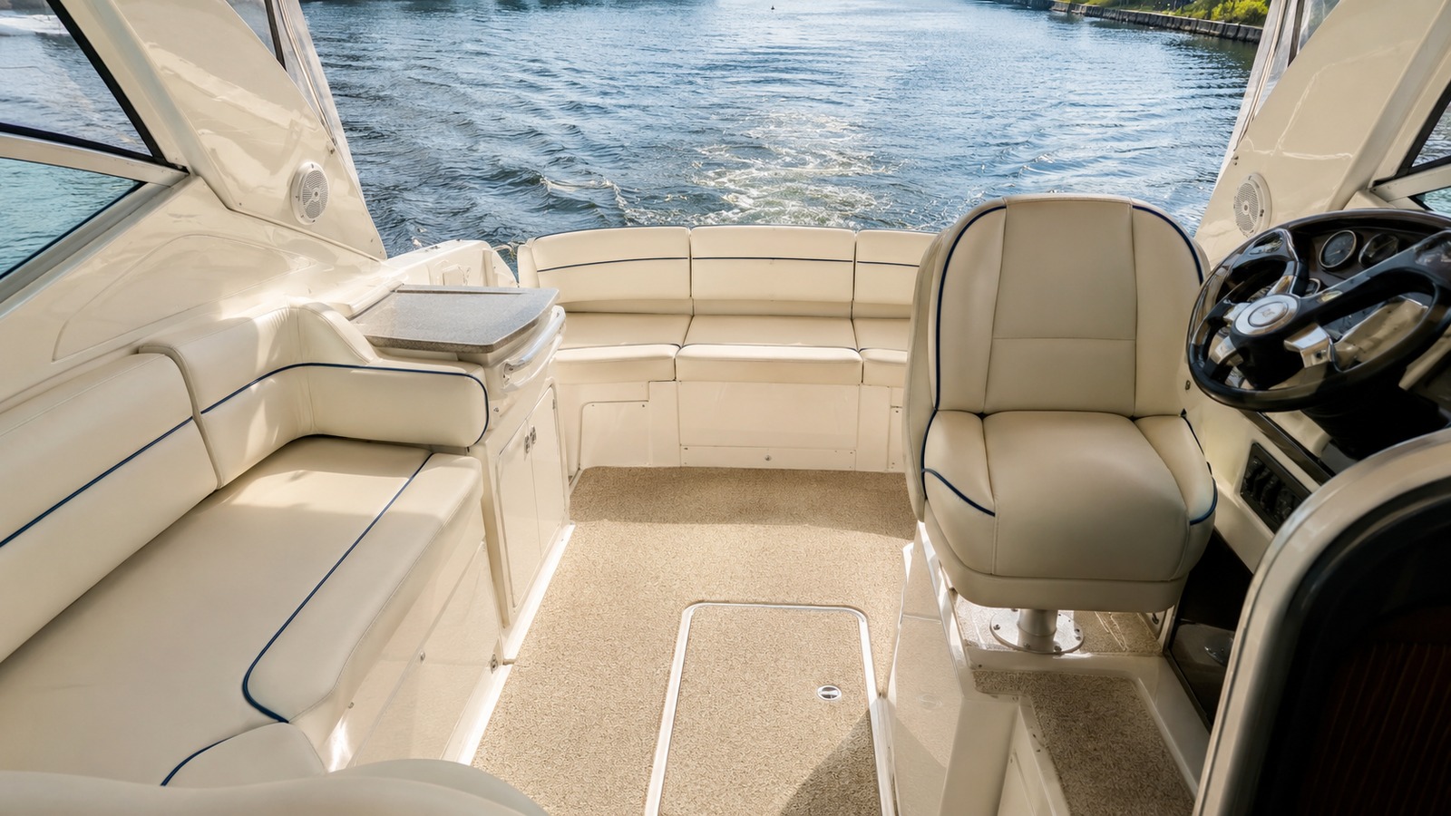 sea ray 260 express cruiser cockpit wide 07