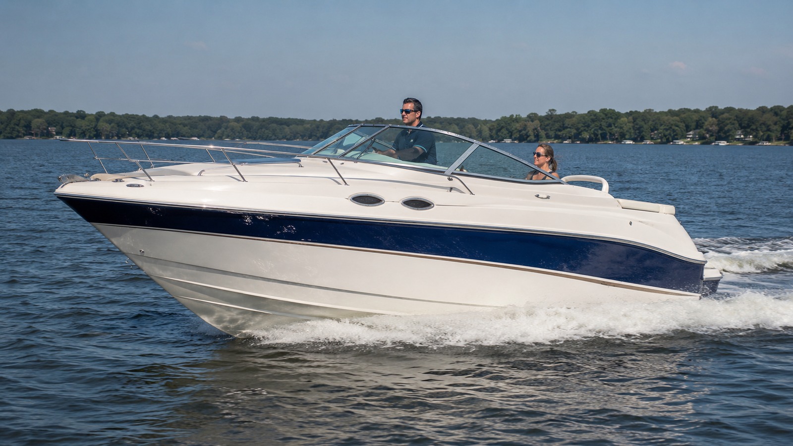 sea ray 260 express cruiser front quarter running 02