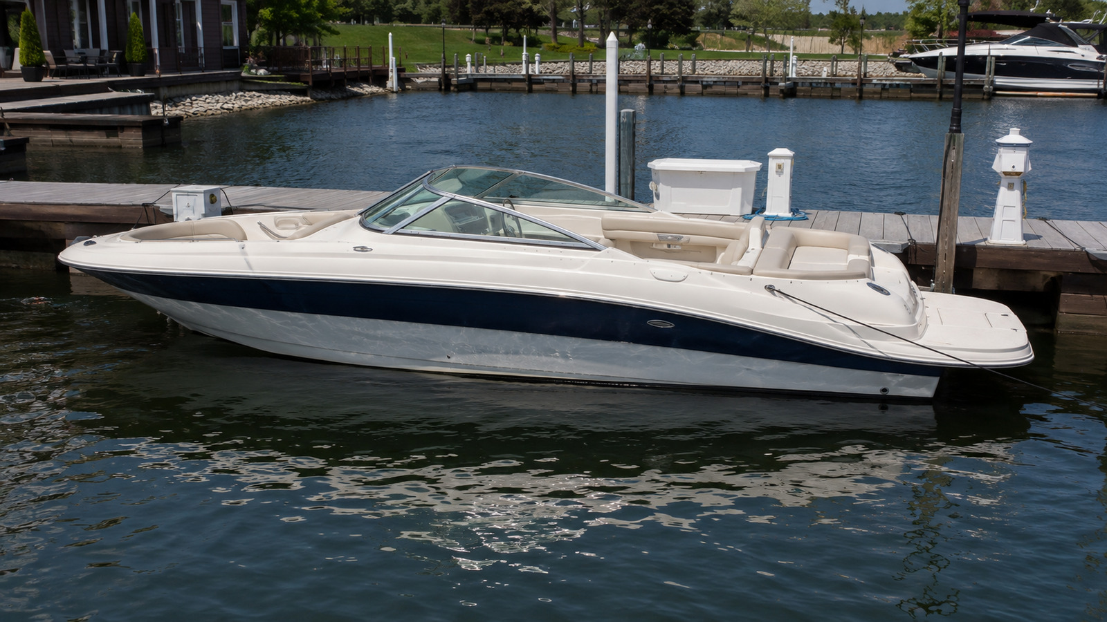 sea ray 260 sundeck dockside profile 05