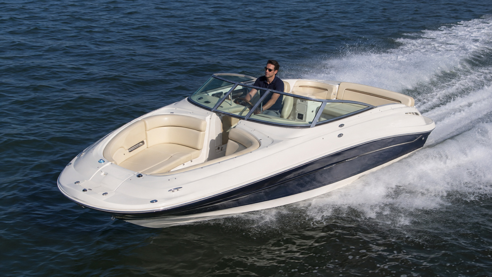 sea ray 260 sundeck front quarter running 02