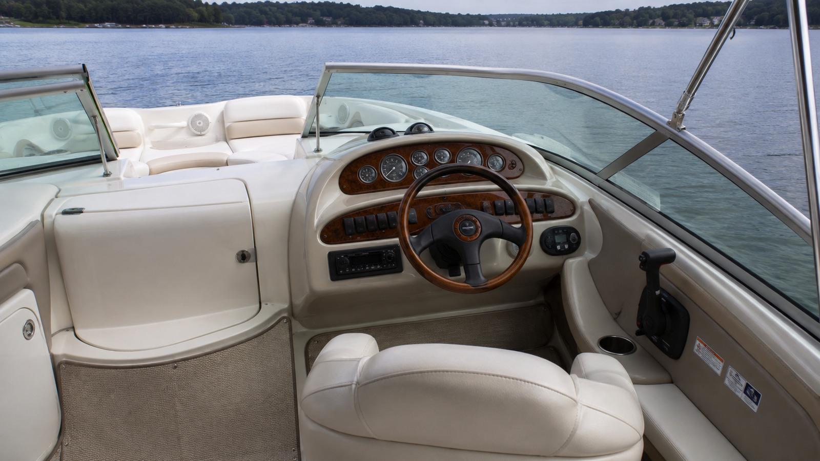 sea ray 260 sundeck helm detail 09