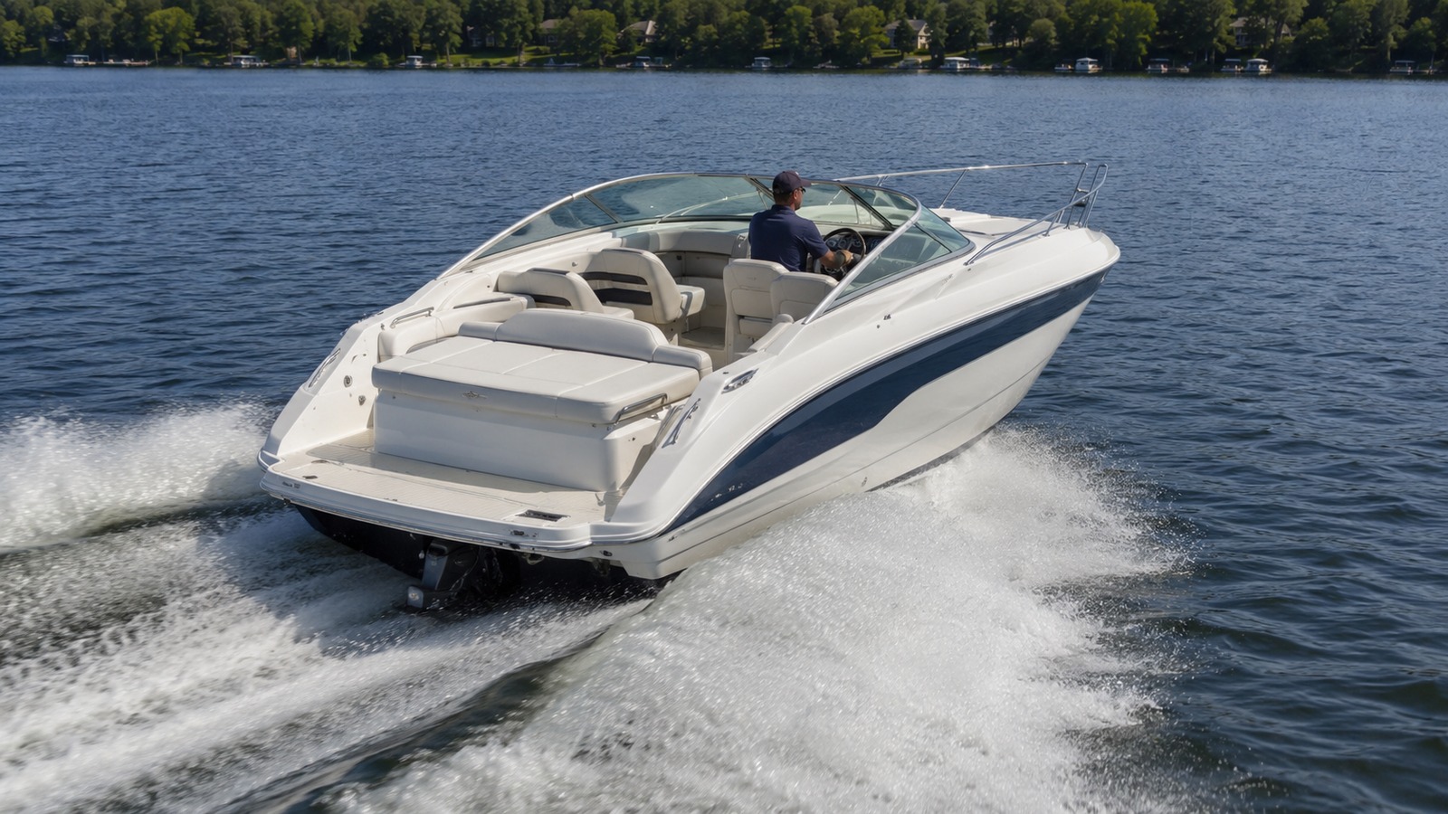 sea ray 270 express cruiser rear quarter running 03