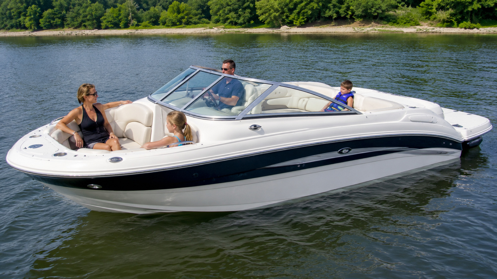 sea ray 270 sundeck family cockpit 08