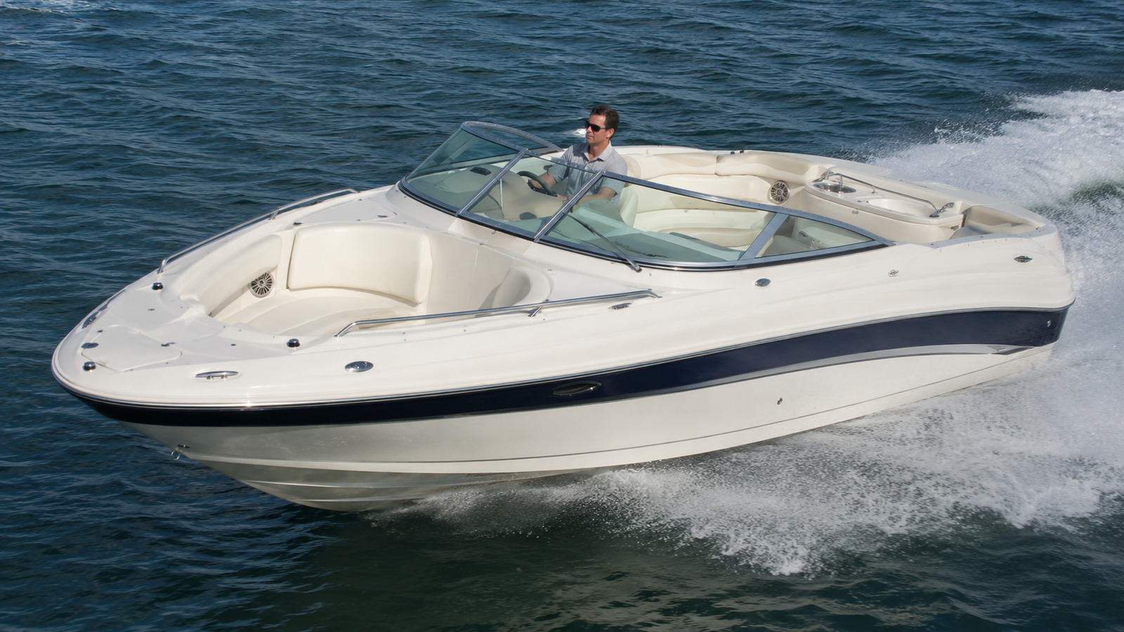 sea ray 270 sundeck front quarter running 02
