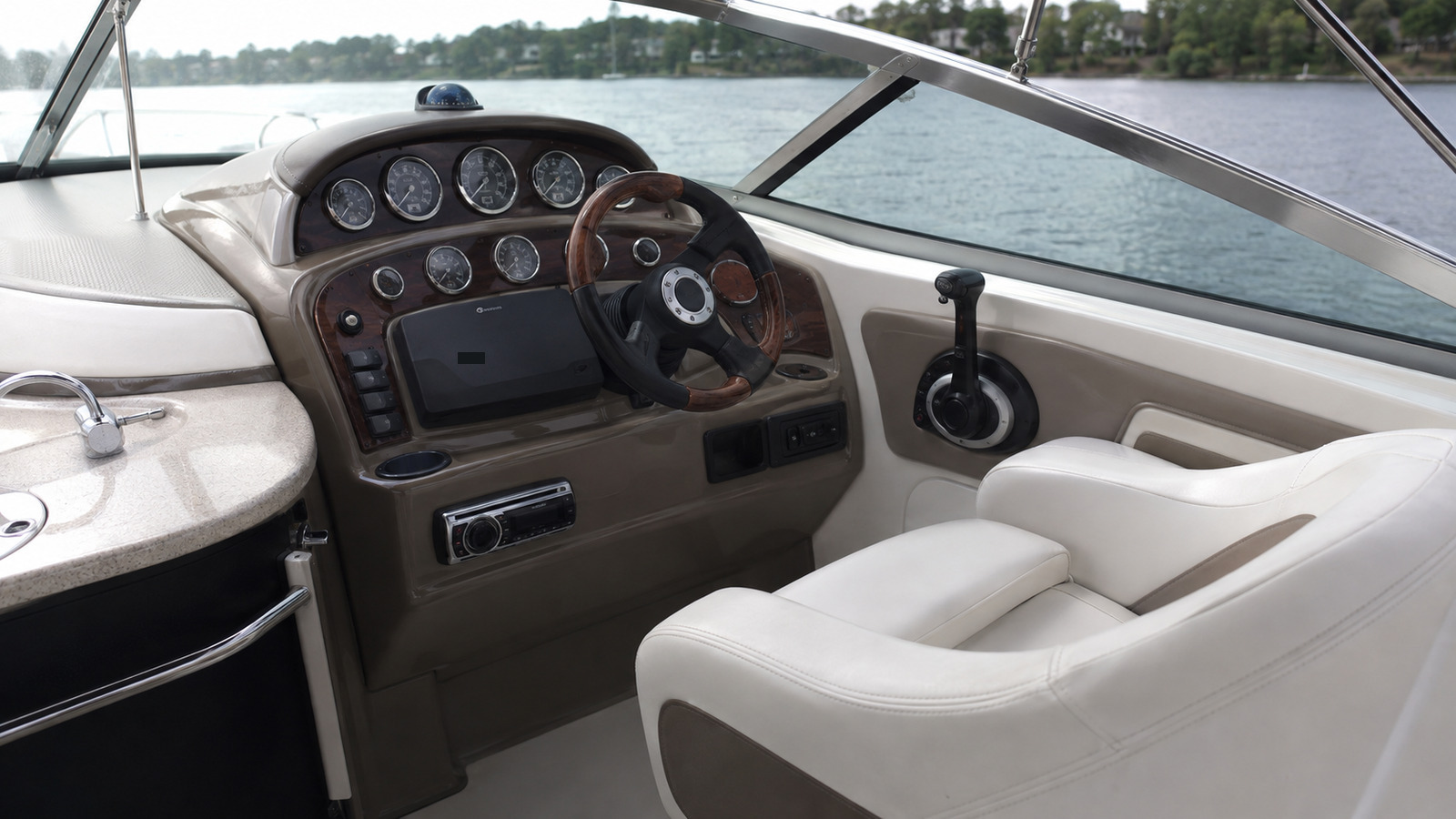 sea ray 280 sundeck helm detail 09
