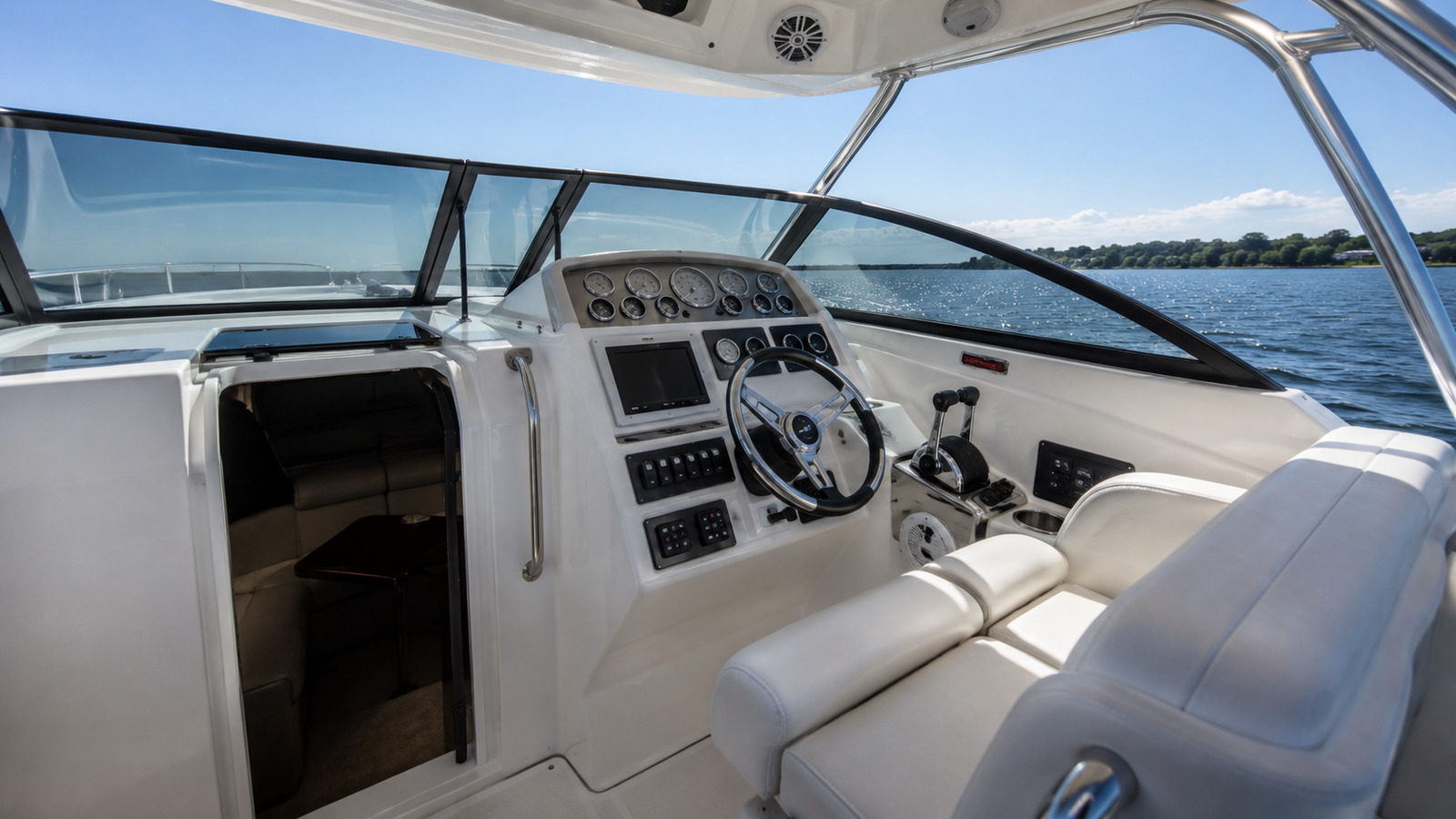 sea ray 290 amberjack helm detail 08