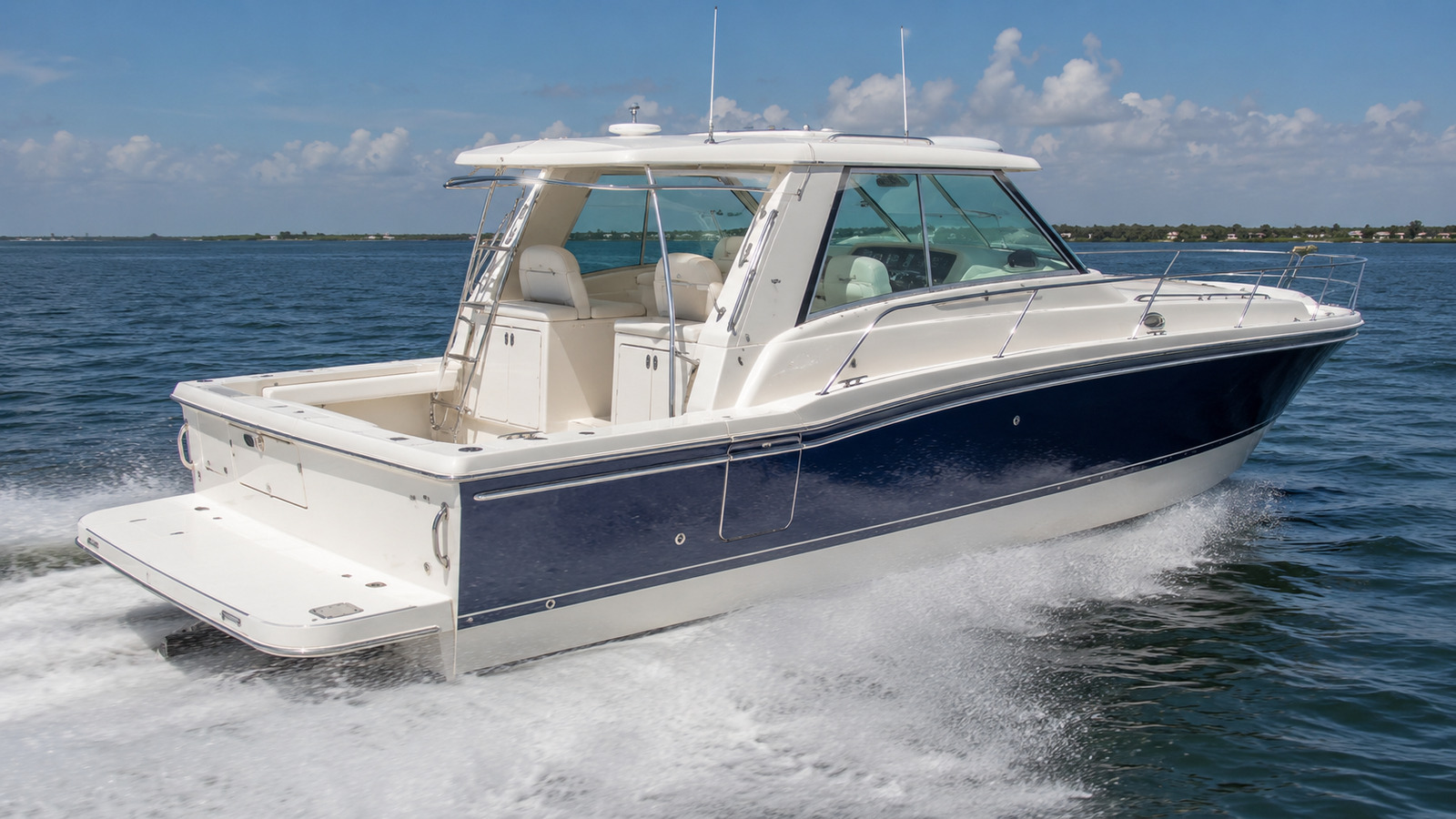 sea ray 290 amberjack rear quarter running 04