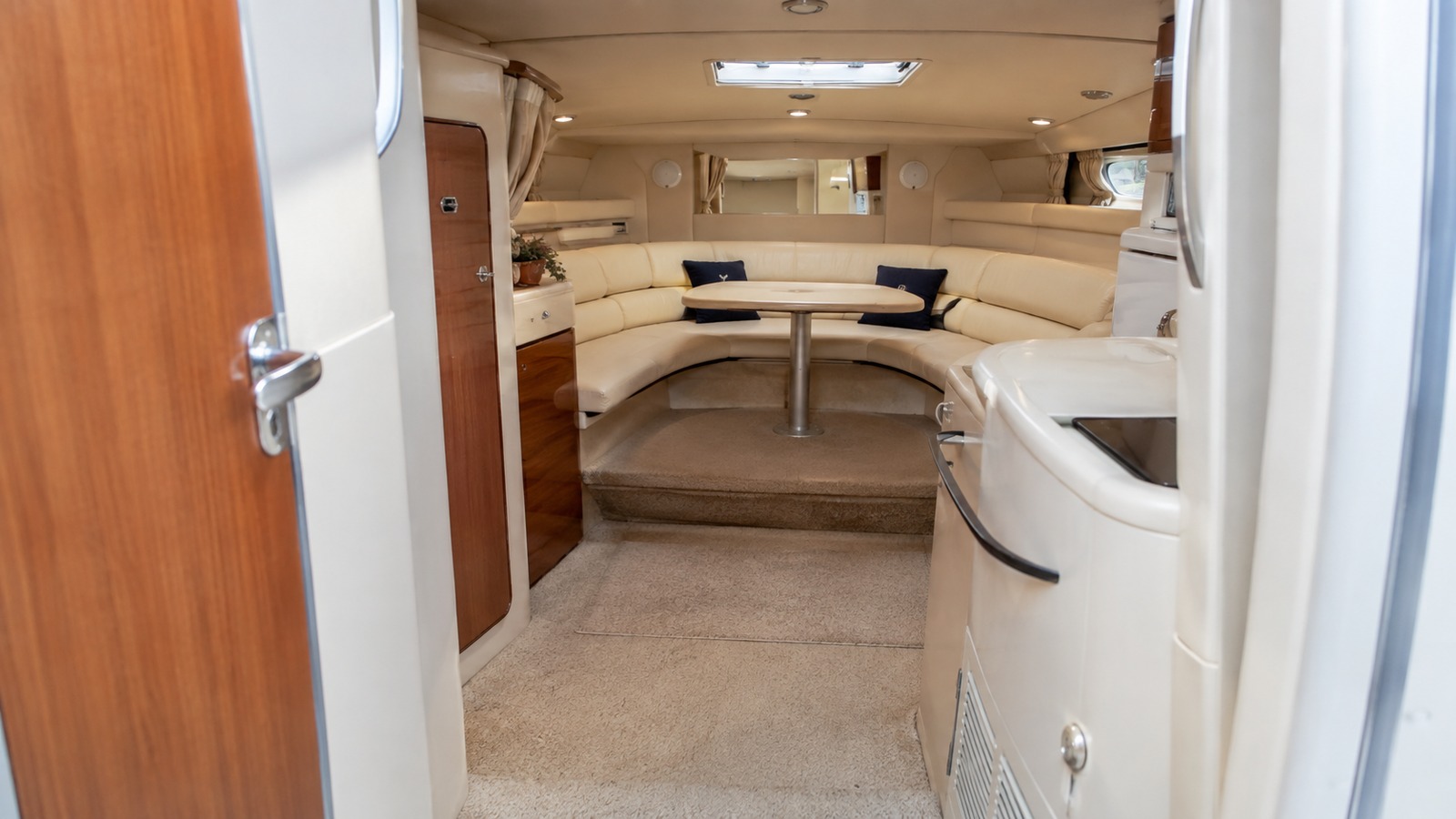 sea ray 290 express cruiser cabin entry 10