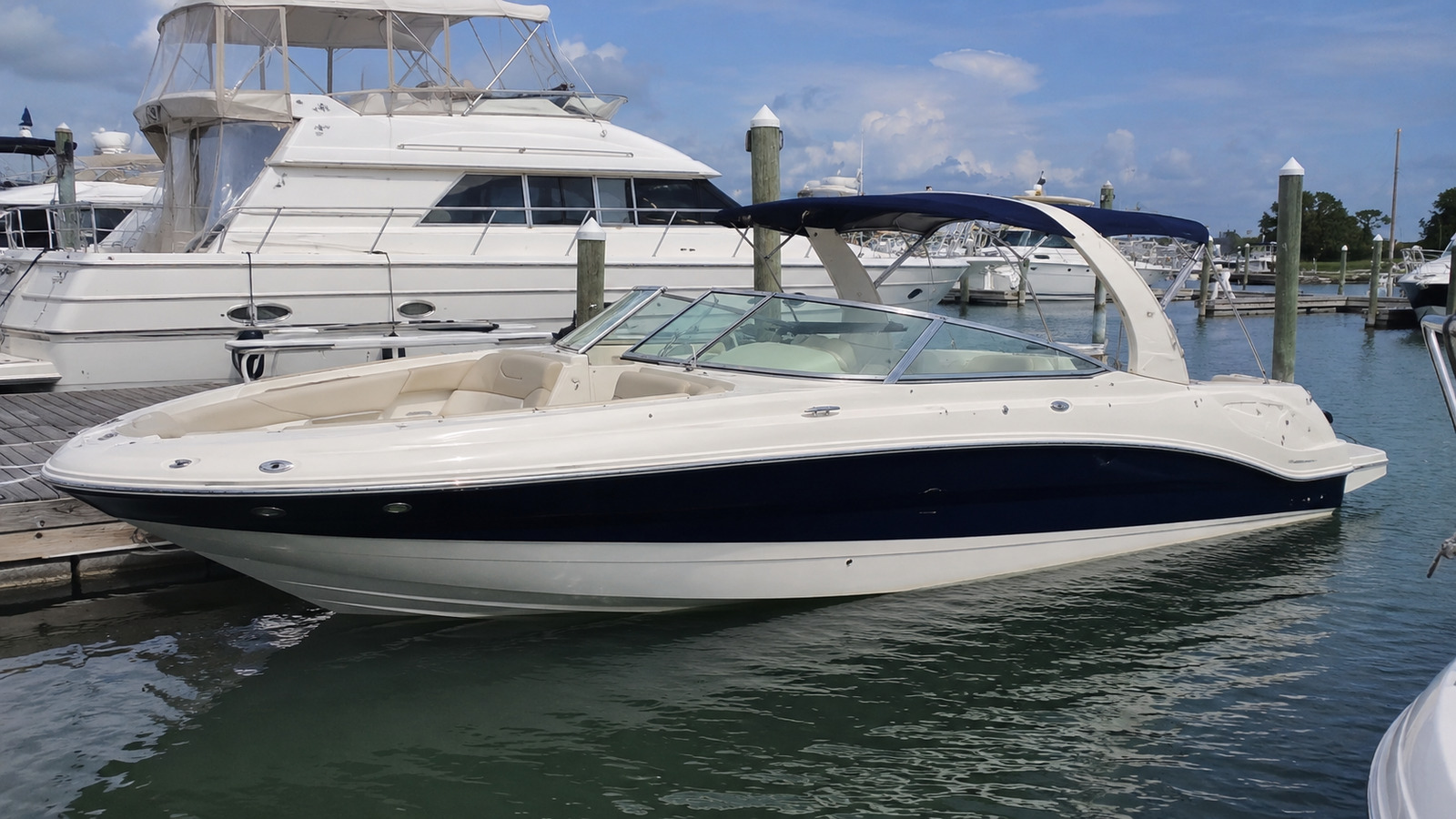 sea ray 290 sundeck dockside profile 05
