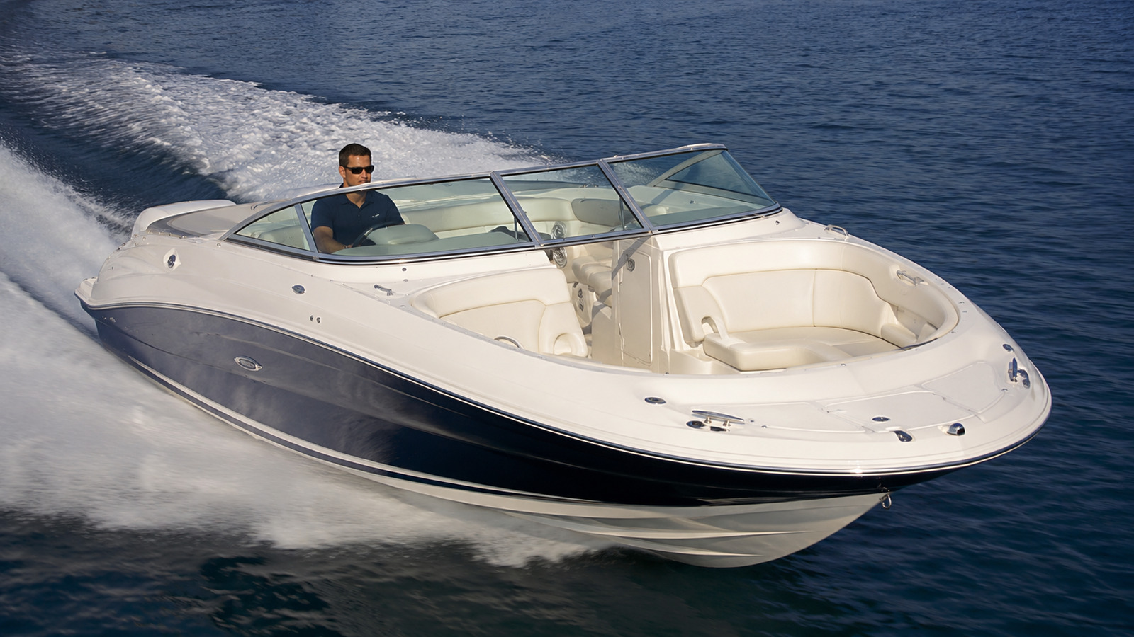 sea ray 290 sundeck front quarter running 02