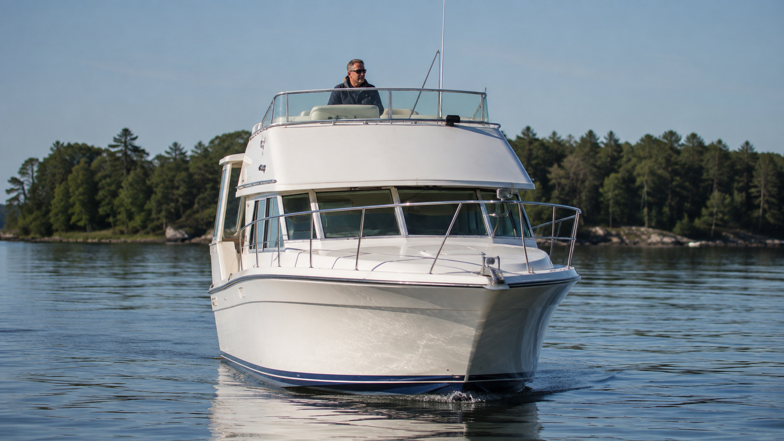 sea ray 300 aft cabin bow on exterior 01