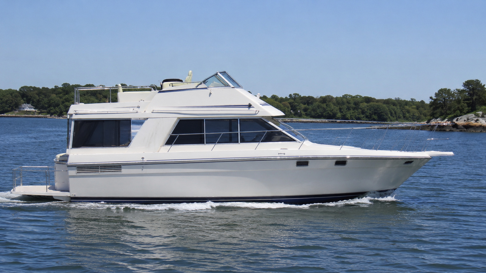 sea ray 300 aft cabin side profile running 01