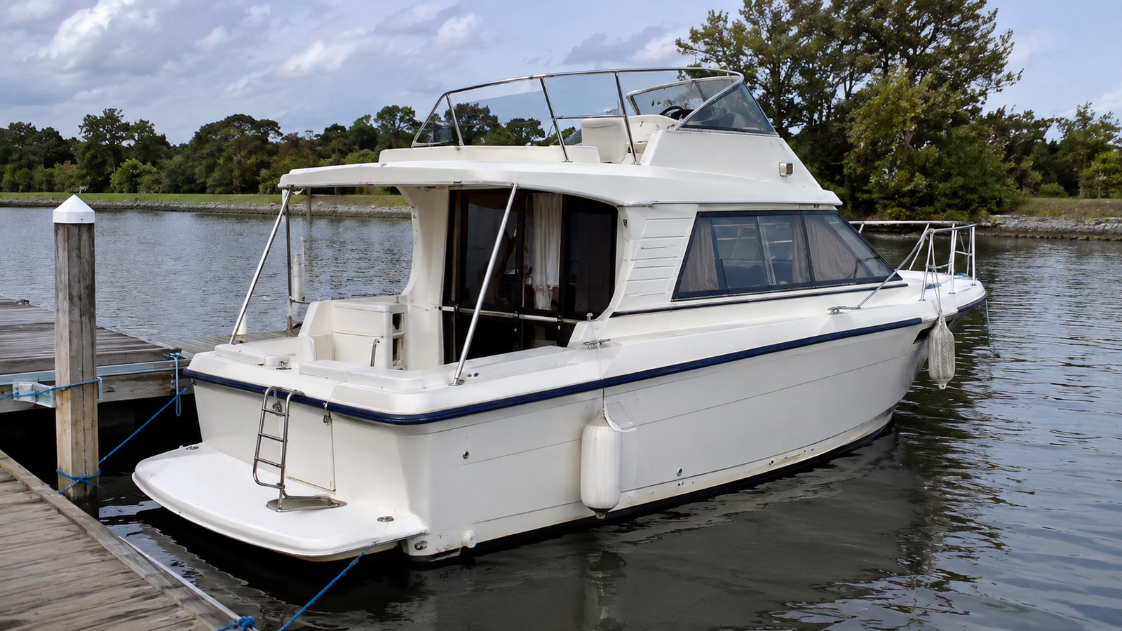 sea ray 300 aft cabin stern quarter dockside 01