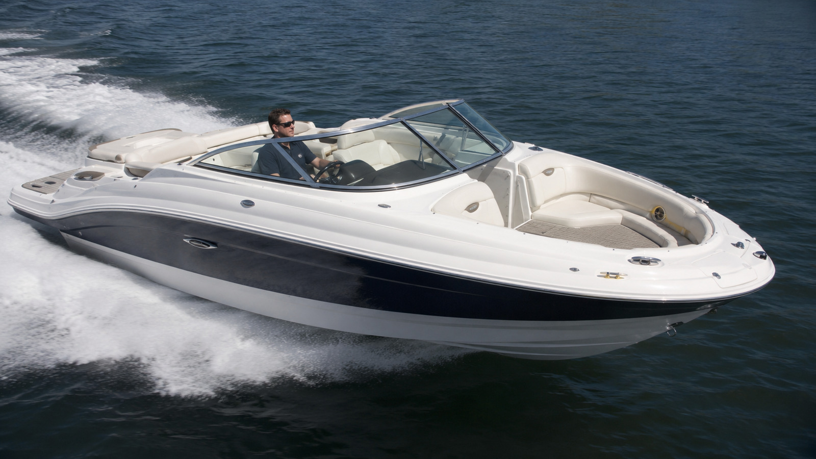 sea ray 300 sundeck front quarter running 02
