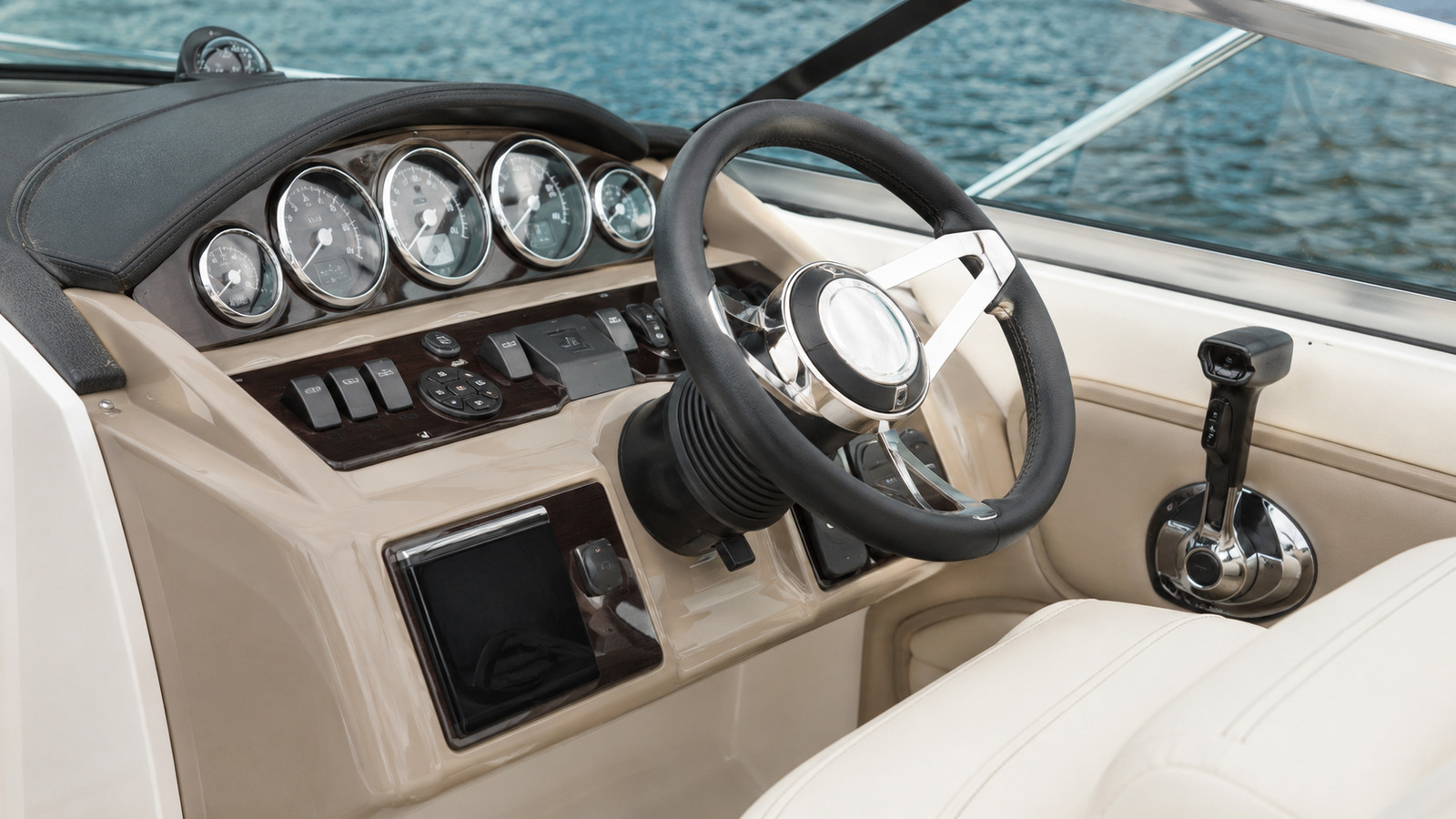 sea ray 300 sundeck helm detail 09