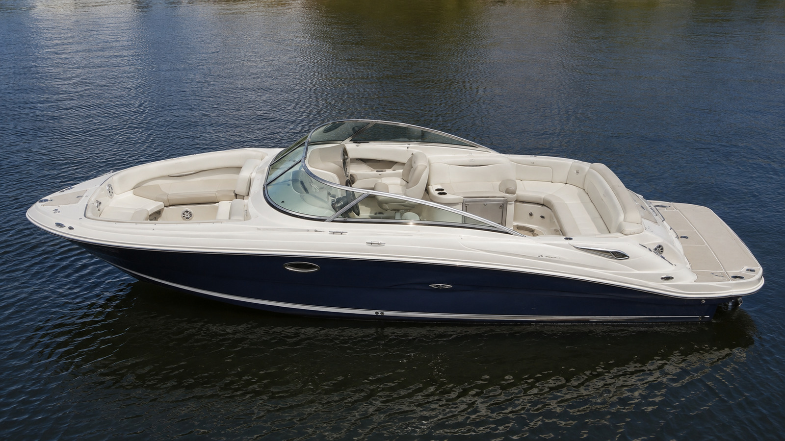 sea ray 320 sundeck elevated exterior 06