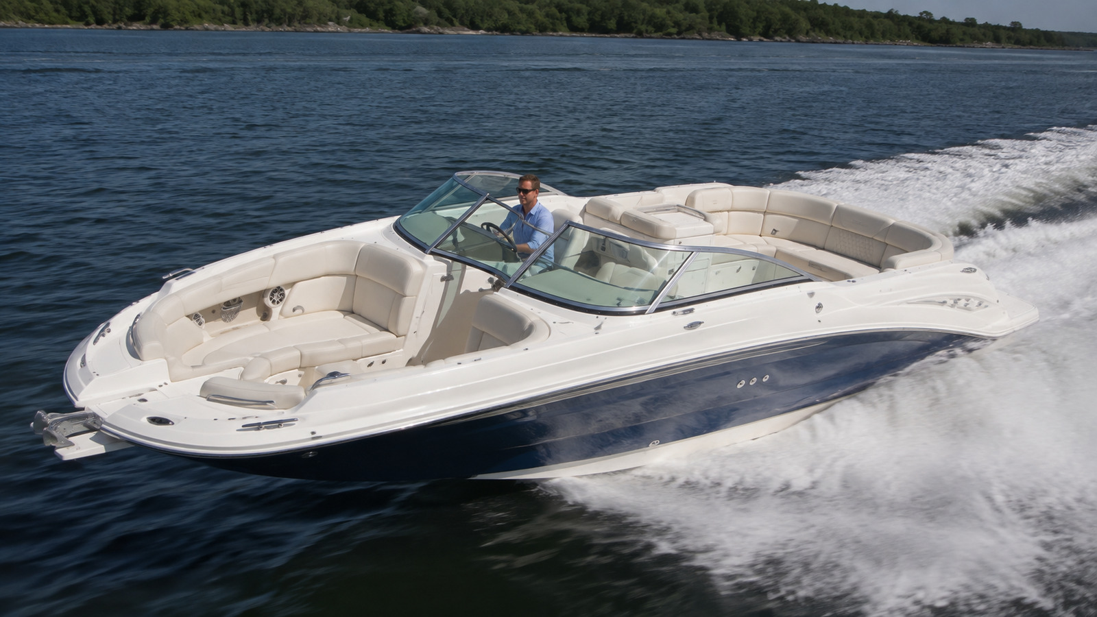 sea ray 320 sundeck front quarter running 02