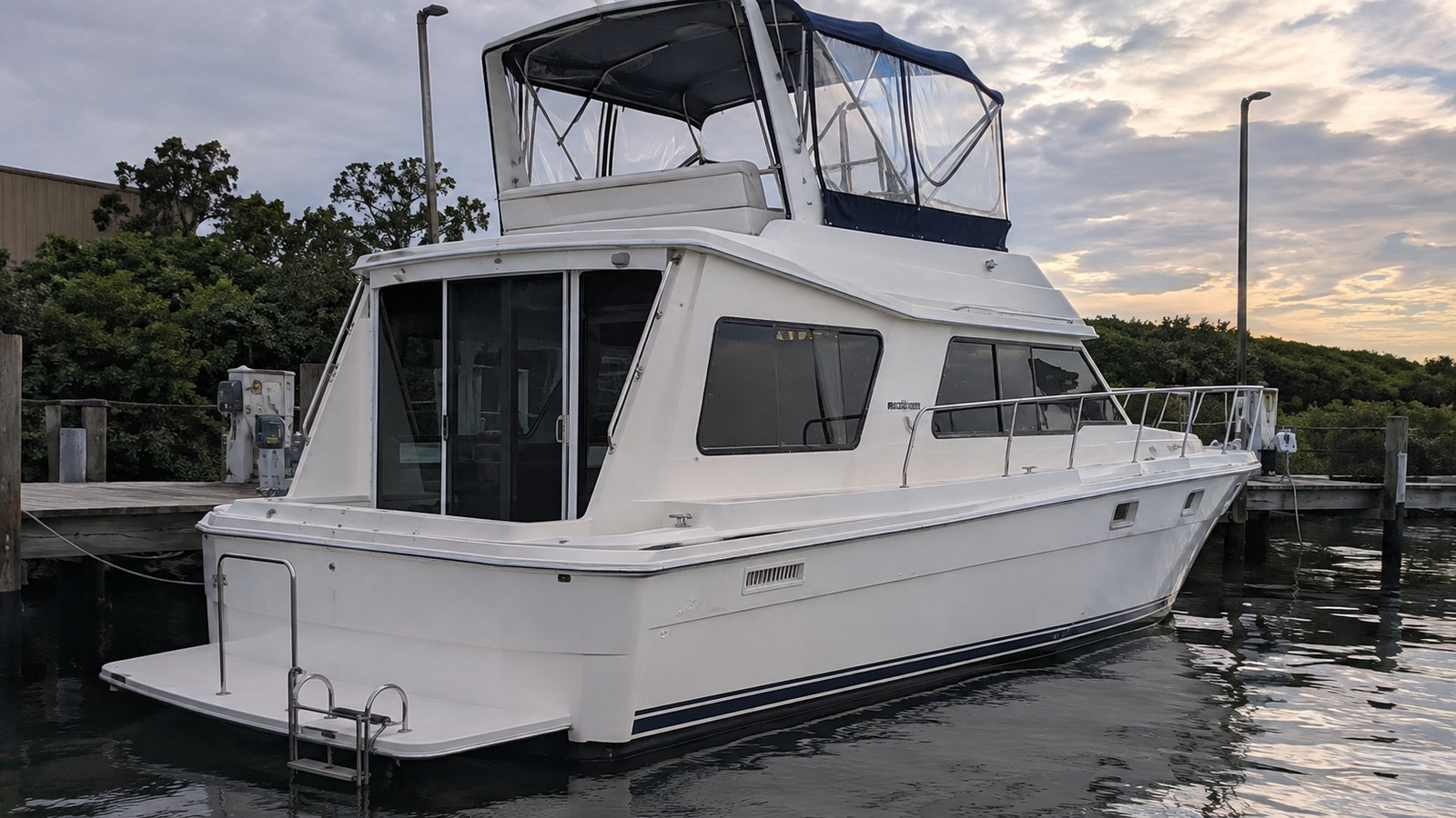 sea ray 340 aft cabin stern quarter dockside 01