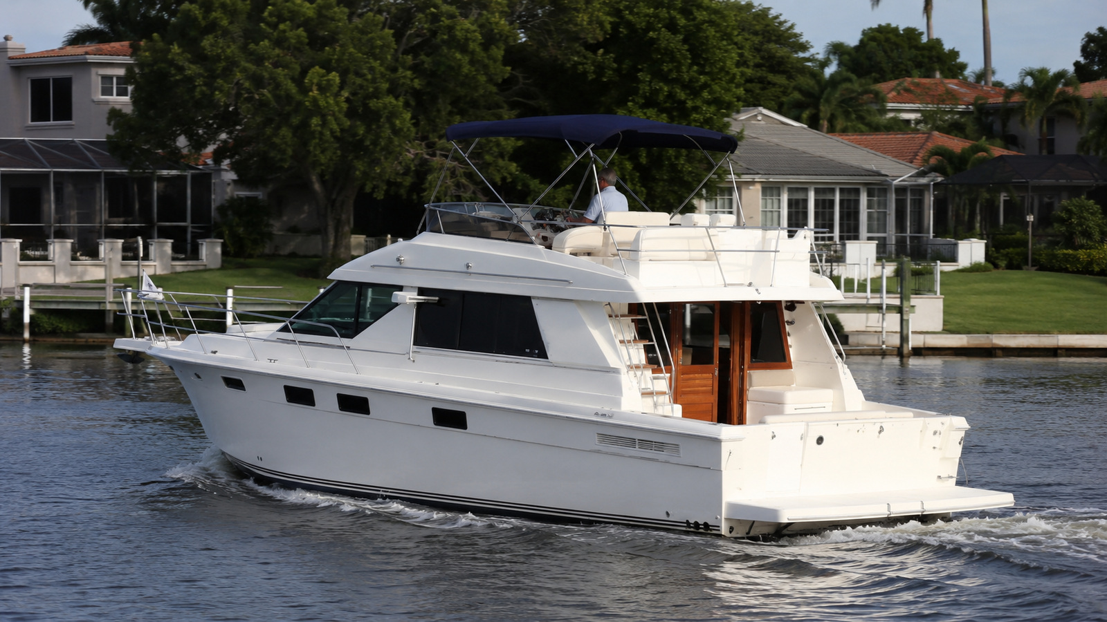 sea ray 340 aft cabin waterfront cruising 01