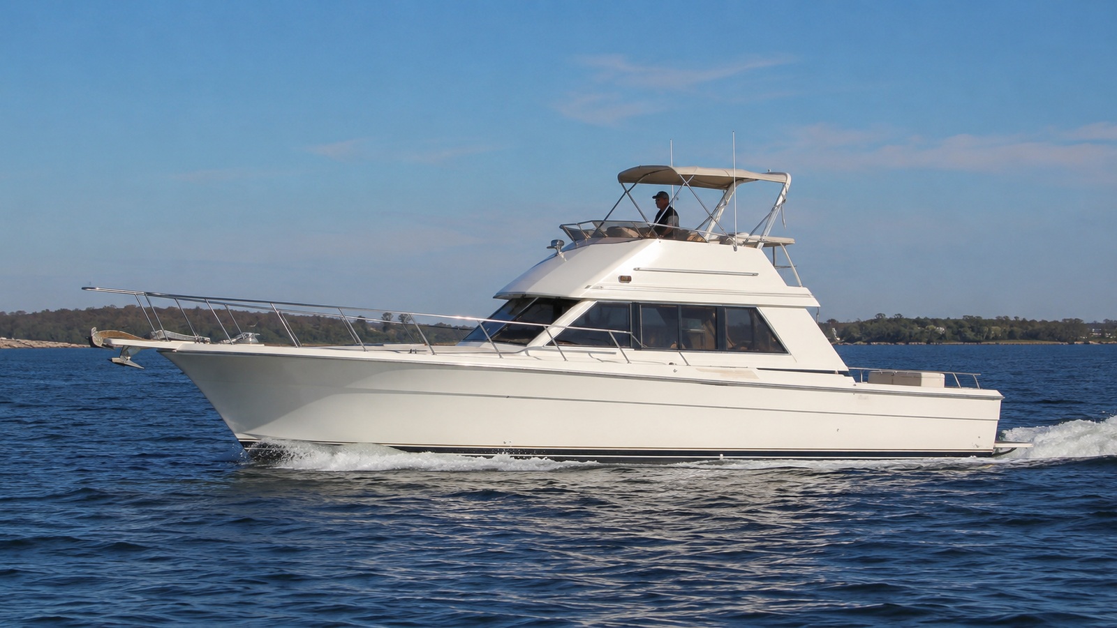 sea ray 340 sedan bridge side profile running 04