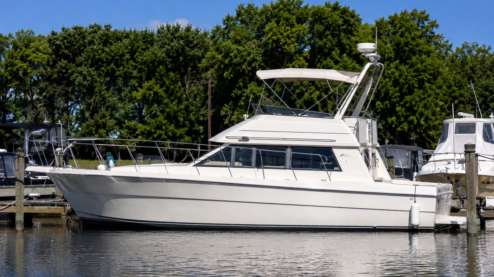 sea ray 350 sedan bridge dockside profile 05