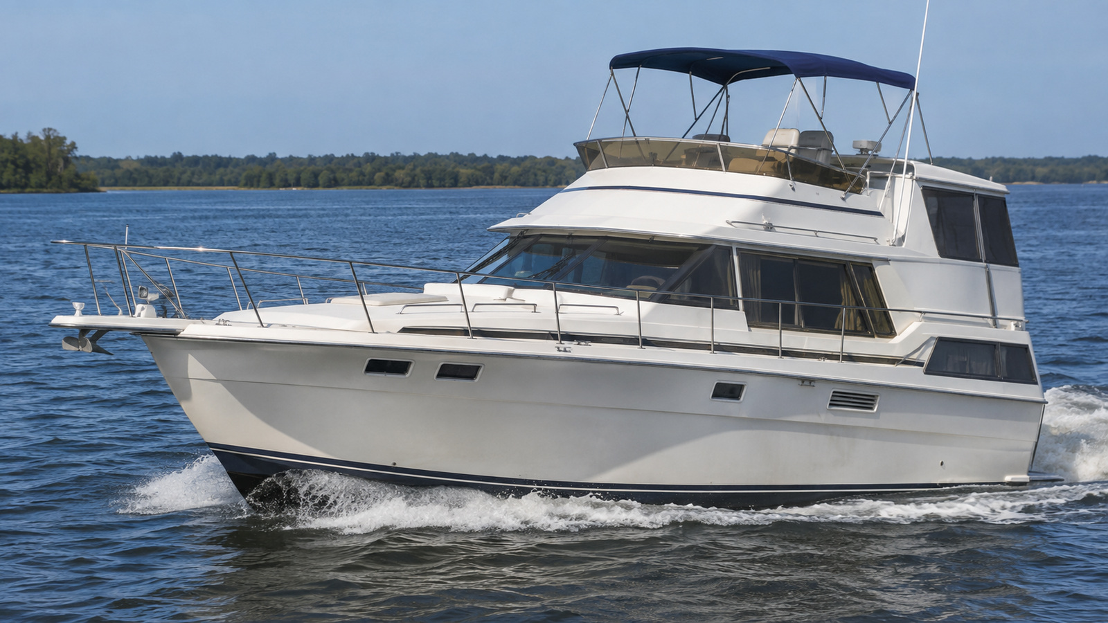 sea ray 360 aft cabin front quarter running 01