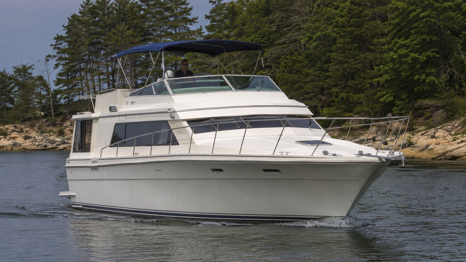 sea ray 360 aft cabin marina arrival 01