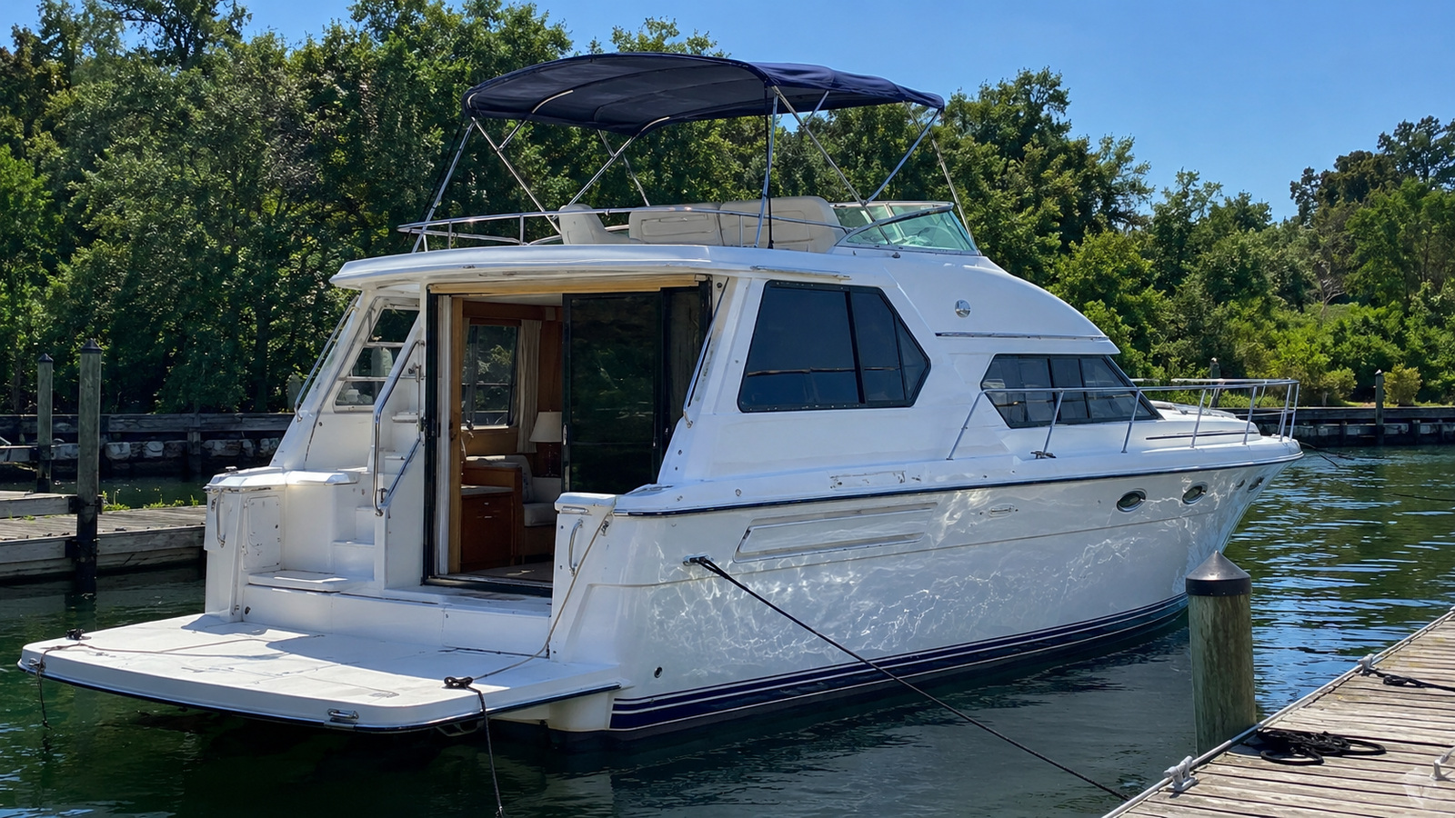 sea ray 370 aft cabin stern quarter dockside 01