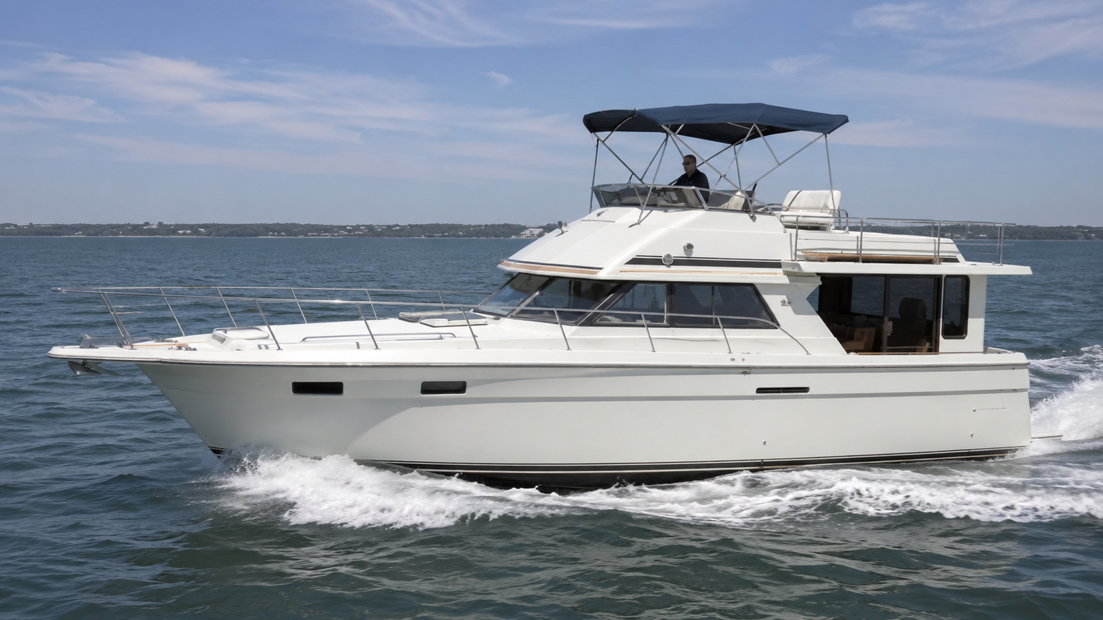 sea ray 390 aft cabin front quarter running 01