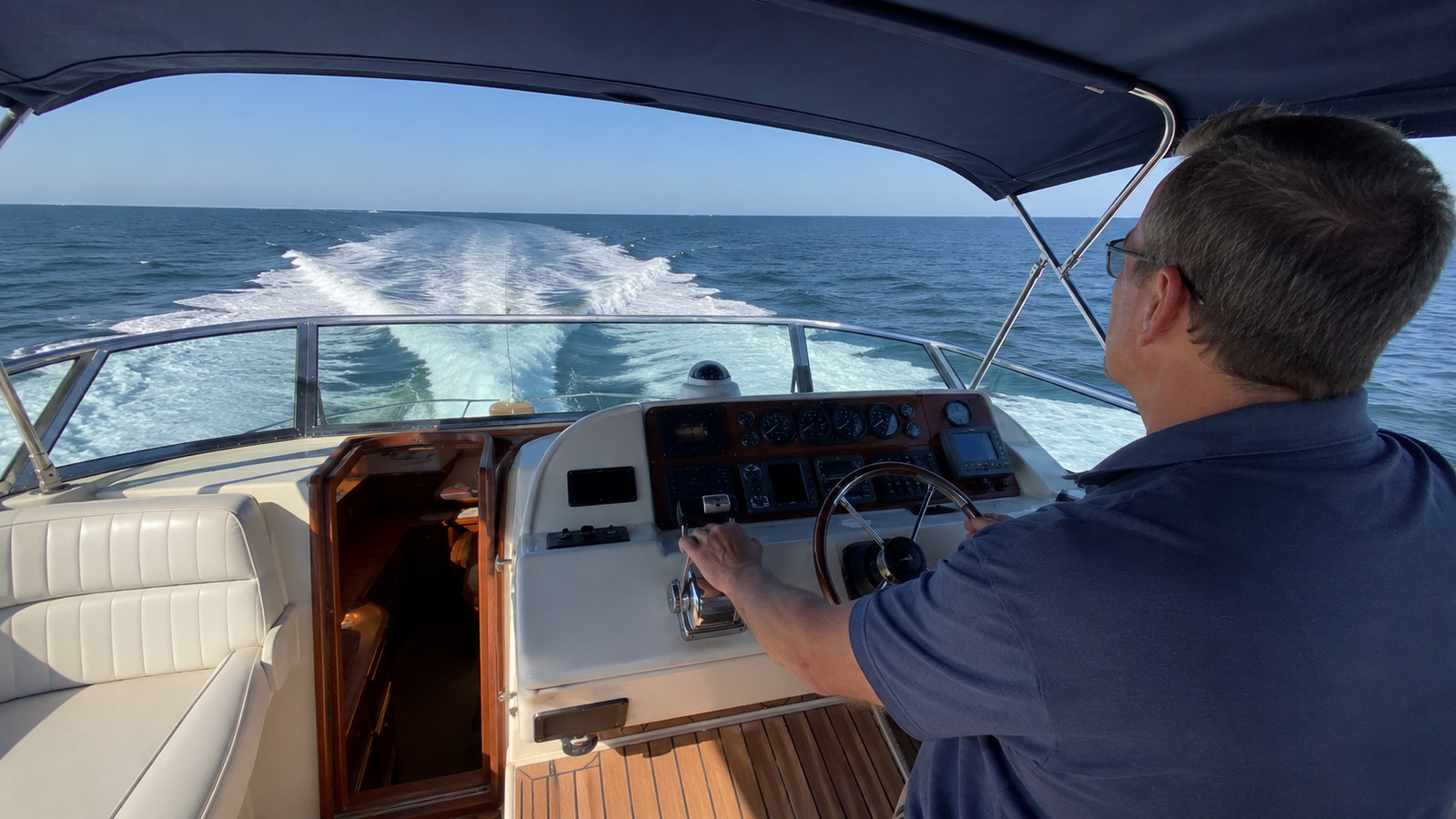 sea ray 390 aft cabin helm running 01
