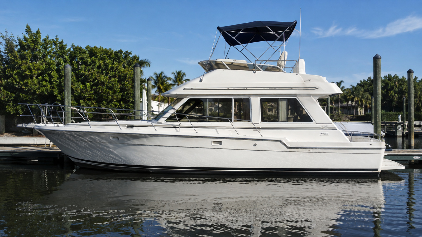 sea ray 390 motor yacht dockside profile 07