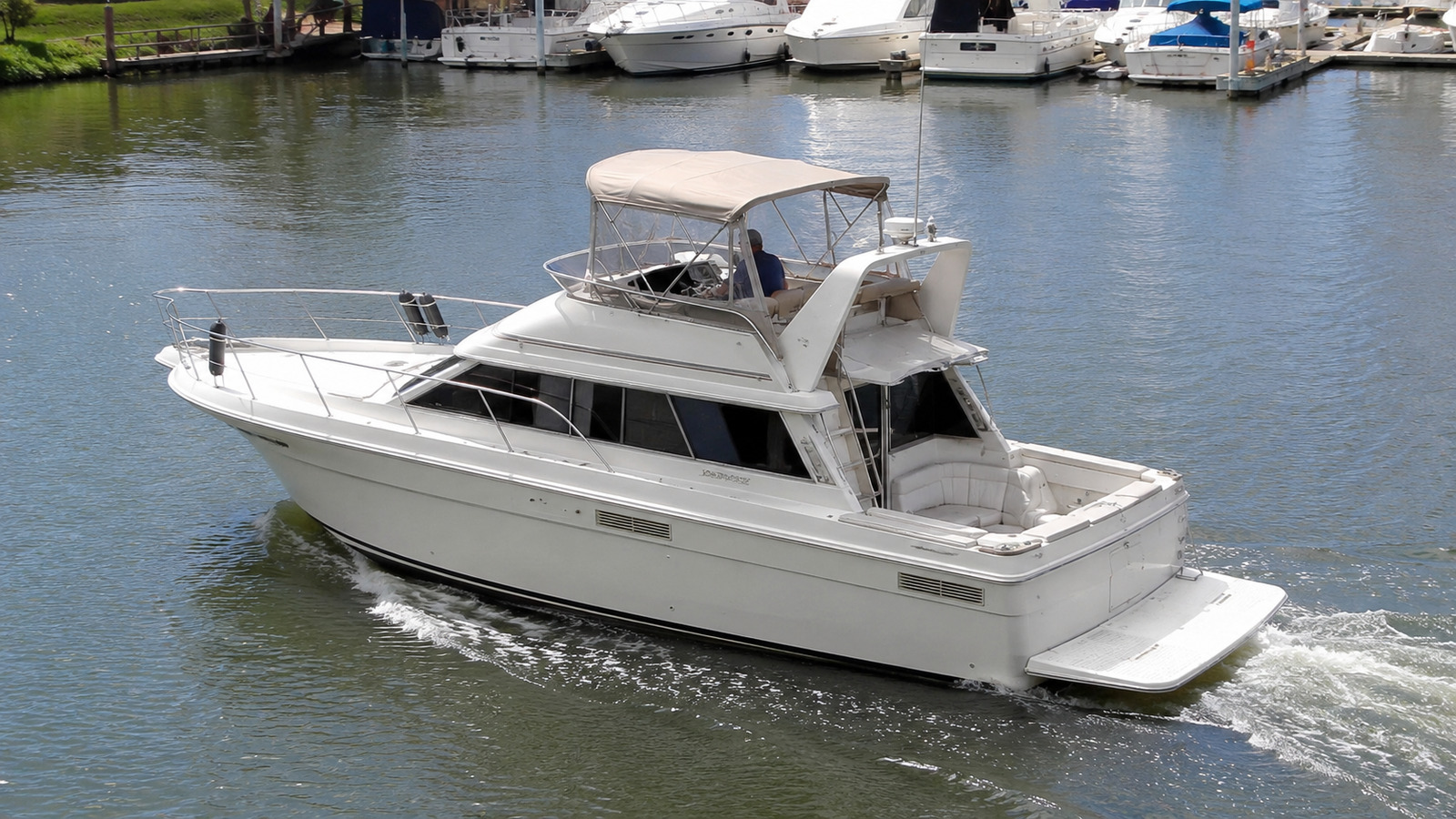 sea ray 390 motor yacht elevated exterior 09