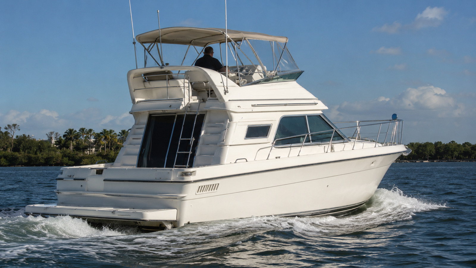 sea ray 390 motor yacht rear quarter running 03