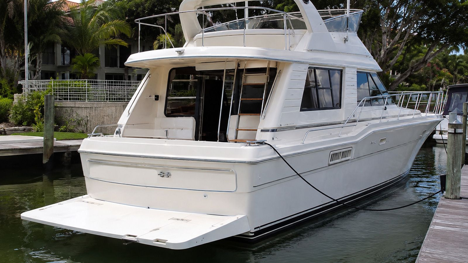 sea ray 390 motor yacht stern quarter dockside 08