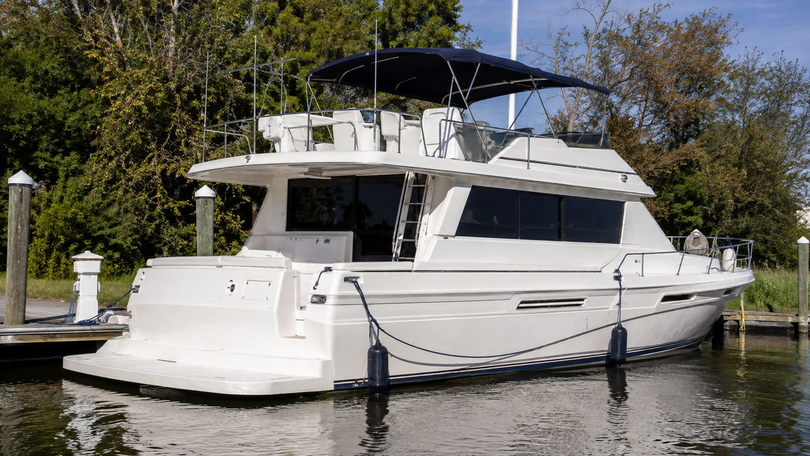 sea ray 420 aft cabin stern quarter dockside 01