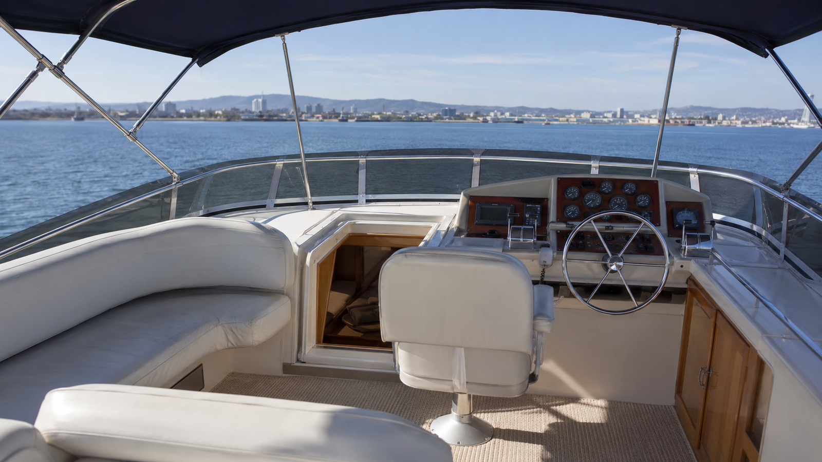 sea ray 420 aft cabin upper helm 01