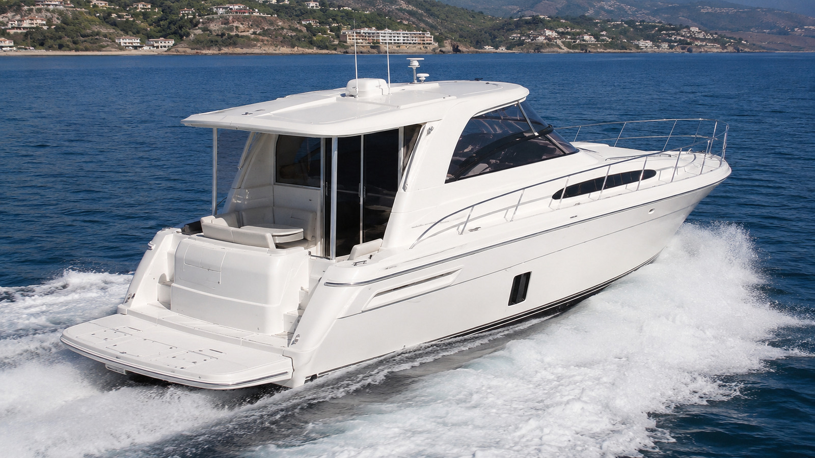 sea ray 420 motor yacht rear quarter running 03