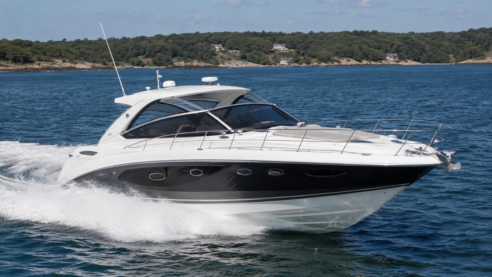 sea ray 440 sport yacht front quarter running 02