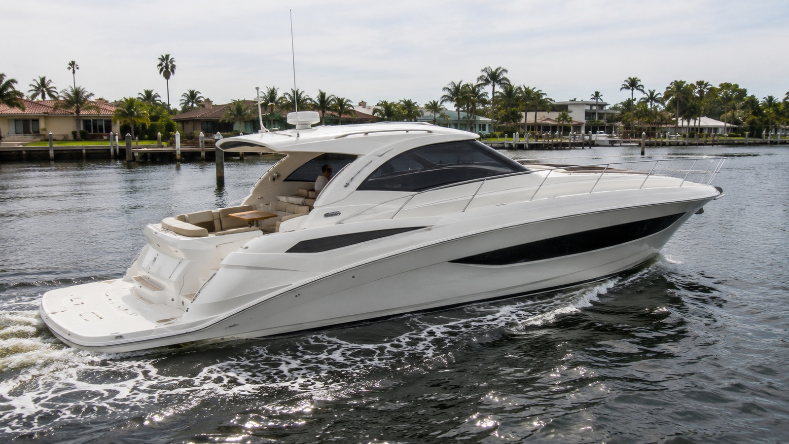 sea ray 440 sport yacht marina arrival 06